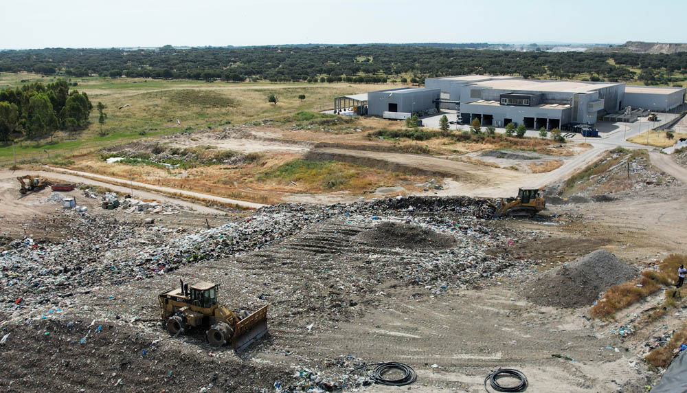 O Aterro Sanitário Intermunicipal do distrito de Évora, gerido pela Gesamb, é uma infraestrutura ambientalmente controlada que assegura o destino final adequado dos refugos das unidades de triagem e tratamento dos resíduos urbanos, em conformidade com os mais exigentes critérios técnicos, sanitários e legais.