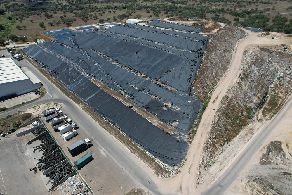 O Aterro Sanitário Intermunicipal do distrito de Évora, gerido pela Gesamb, é uma infraestrutura ambientalmente controlada que assegura o destino final adequado dos refugos das unidades de triagem e tratamento dos resíduos urbanos, em conformidade com os mais exigentes critérios técnicos, sanitários e legais.