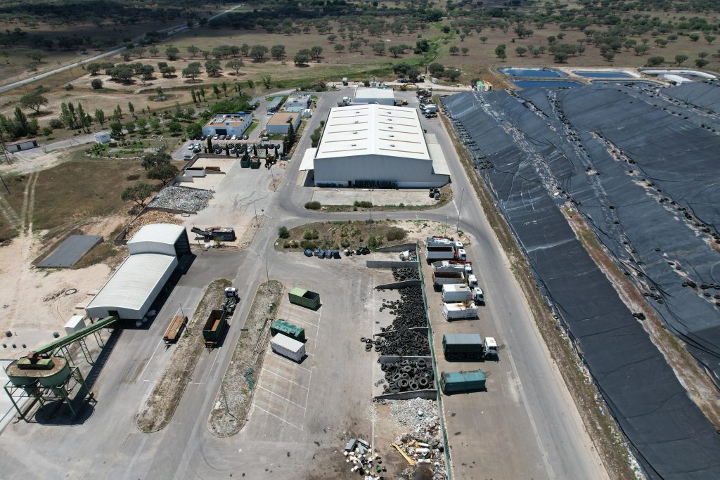 O Parque de Gestão Ambiental da Gesamb é o centro nevrálgico do sistema intermunicipal de resíduos urbanos, onde são rececionados, triados, tratados, valorizados e eliminados os resíduos urbanos provenientes destes municípios. Entram anualmente cerca de 80/90 mil toneladas de resíduos nas instalações de Évora.