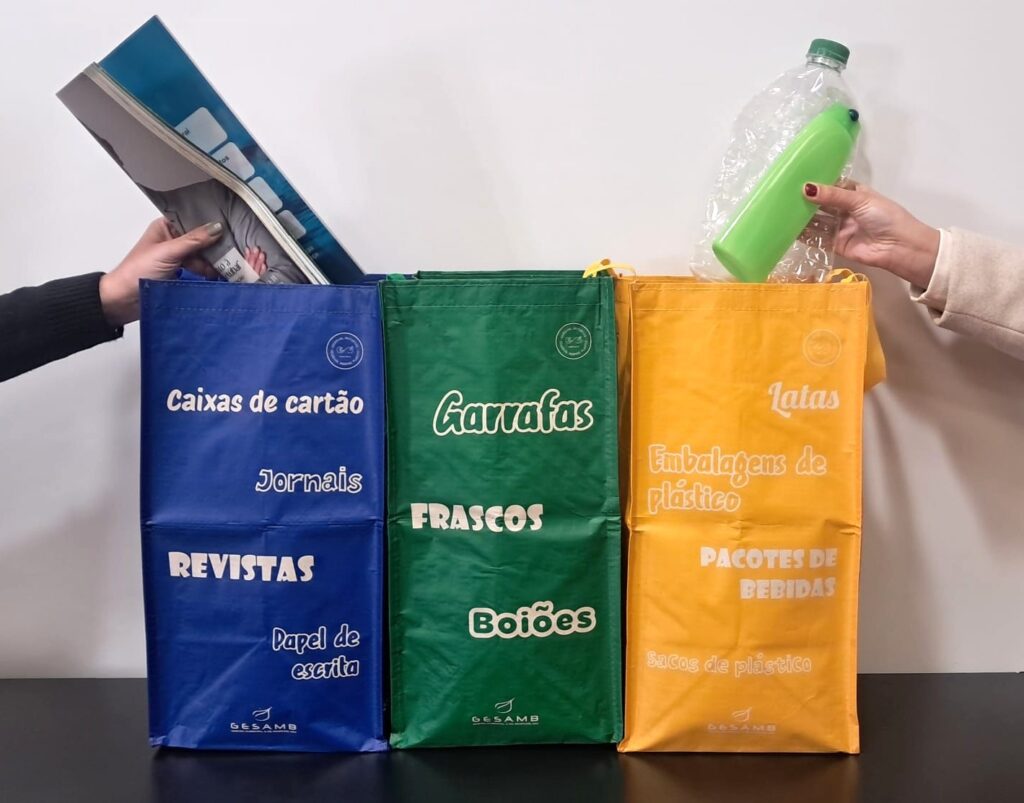 Ecopontos domésticos Gesamb, produzidos com resíduos de plástico recolhidos no mar